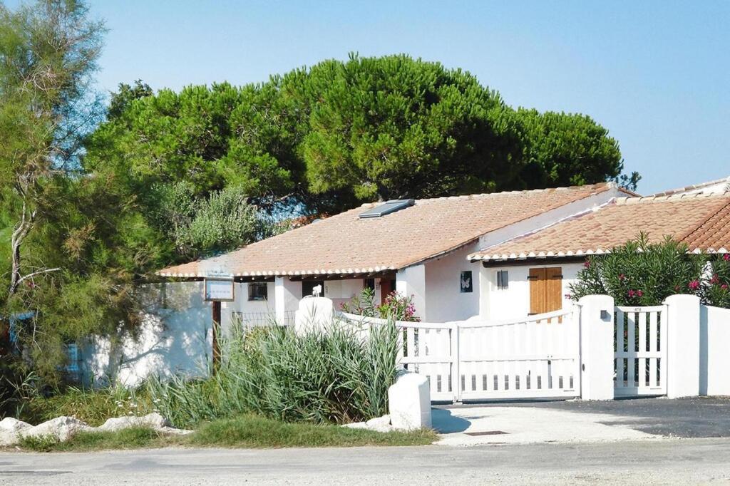 Holiday Home With Shared Pool Saintes-Maries-de-La-Mer Exterior foto